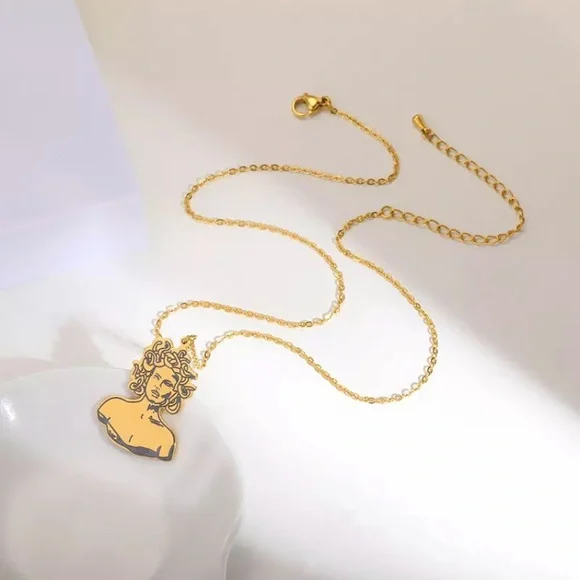 ⚜️𝟯𝟬%𝗢𝗙𝗙 𝗯𝘂𝗻𝗱𝗹𝗲𝘀 𝟯+⚜️ NEW Large Medusa Pendant Stainless Steel Necklace - Picture 4 of 9